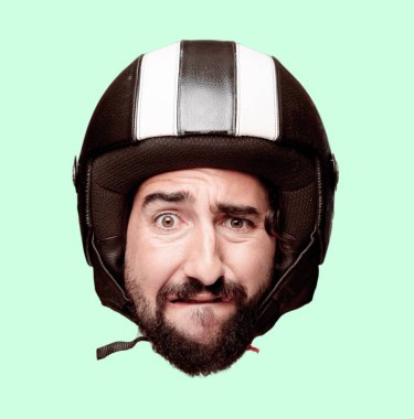 Genç deli adam izole kesme kafa ifadesiyle sakallı. Motosiklet binici rolü. Üzgün kavramı.