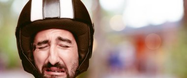 Genç deli adam izole kesme kafa ifadesiyle sakallı. Motosiklet binici rolü. Üzgün kavramı.