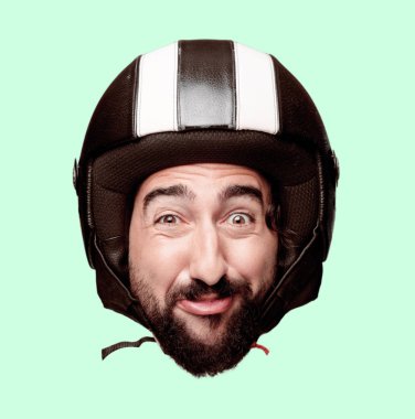 Genç deli adam kesme baş ifade izole sakallı. Motosiklet binici rolü. Mutlu poz.