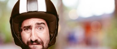 Genç deli adam izole kesme kafa ifadesiyle sakallı. Motosiklet binici rolü. Üzgün kavramı.