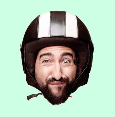 Genç deli adam izole kesme kafa ifadesiyle sakallı. Motosiklet binici rolü. Üzgün kavramı.