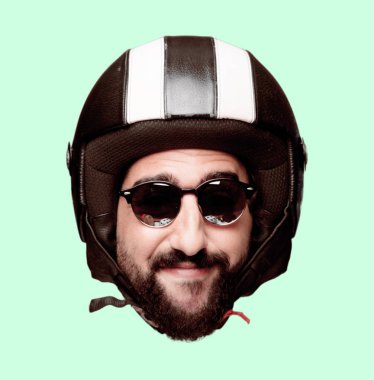 Genç deli adam kesme baş ifade izole sakallı. Motosiklet binici rolü. 