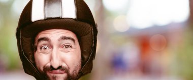 Genç deli adam izole kesme kafa ifadesiyle sakallı. Motosiklet binici rolü. Üzgün kavramı.