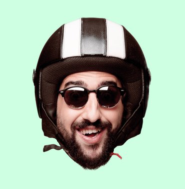 Genç deli adam kesme baş ifade izole sakallı. Motosiklet binici rolü. Mutlu poz.