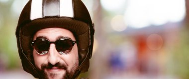 Genç deli adam kesme baş ifade izole sakallı. Motosiklet binici rolü. 