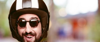 Genç deli adam kesme baş ifade izole sakallı. Motosiklet binici rolü. Mutlu poz.