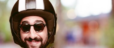 Genç deli adam kesme baş ifade izole sakallı. Motosiklet binici rolü. Mutlu poz.