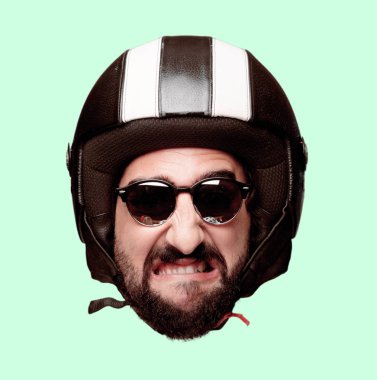 Genç deli adam kesme baş ifade izole sakallı. Motosiklet binici rolü. Kızgın ifade.