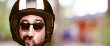 Genç deli adam kesme baş ifade izole sakallı. Motosiklet binici rolü. Düşünme kavramı.