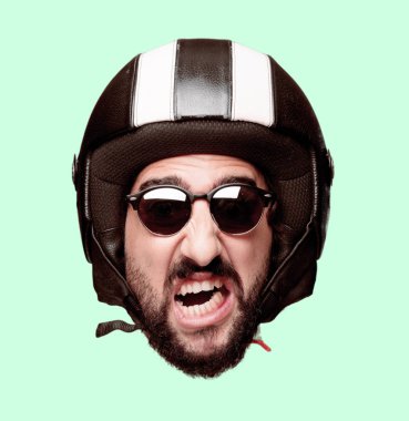 Genç deli adam kesme baş ifade izole sakallı. Motosiklet binici rolü. Kızgın ifade.