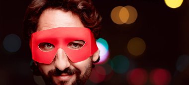 Genç deli adam kesme baş ifade izole sakallı. Süper kahraman rolü.