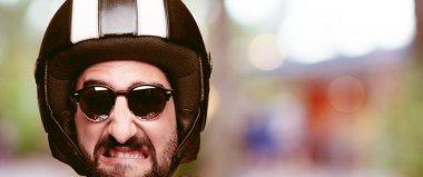Genç deli adam kesme baş ifade izole sakallı. Motosiklet binici rolü. Kızgın ifade.