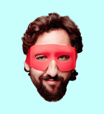 Genç deli adam kesme baş ifade izole sakallı. Süper kahraman rolü.