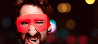 Genç deli adam kesme baş ifade izole sakallı. Süper kahraman rolü. Kızgın ifade.