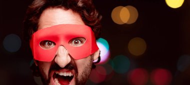 Genç deli adam kesme baş ifade izole sakallı. Süper kahraman rolü. Kızgın ifade.