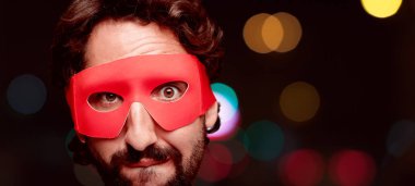 Genç deli adam kesme baş ifade izole sakallı. Süper kahraman rolü. Korkmuş kavramı.