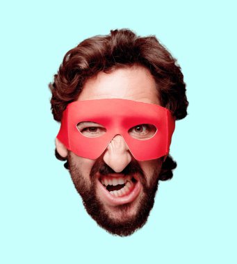 Genç deli adam kesme baş ifade izole sakallı. Süper kahraman rolü. Kızgın ifade.