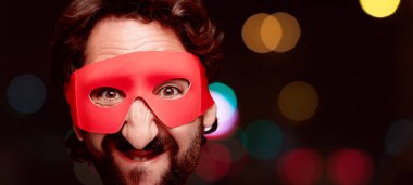 Genç deli adam kesme baş ifade izole sakallı. Süper kahraman rolü. Kızgın ifade.