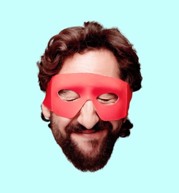 Genç deli adam kesme baş ifade izole sakallı. Süper kahraman rolü. Mutlu poz.