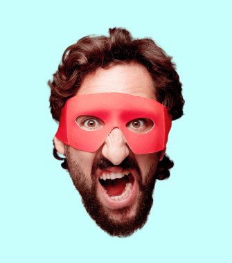 Genç deli adam kesme baş ifade izole sakallı. Süper kahraman rolü. Kızgın ifade.