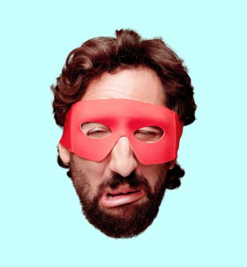 Genç deli adam izole kesme kafa ifadesiyle sakallı. Süper kahraman rolü. Üzgün kavramı.