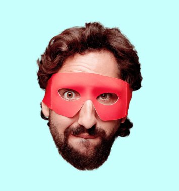 Genç deli adam kesme baş ifade izole sakallı. Süper kahraman rolü. Korkmuş kavramı.