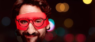 Genç deli adam kesme baş ifade izole sakallı. Süper kahraman rolü. Mutlu poz.