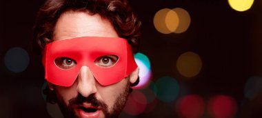 Genç deli adam kesme baş ifade izole sakallı. Süper kahraman rolü. Korkmuş kavramı.