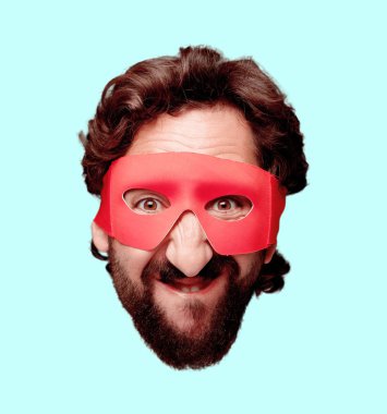 Genç deli adam kesme baş ifade izole sakallı. Süper kahraman rolü. Kızgın ifade.