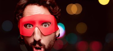 Genç deli adam kesme baş ifade izole sakallı. Süper kahraman rolü. Sürpriz kavramı.