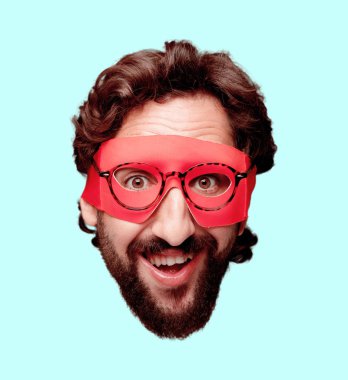 Genç deli adam kesme baş ifade izole sakallı. Süper kahraman rolü. Mutlu poz.