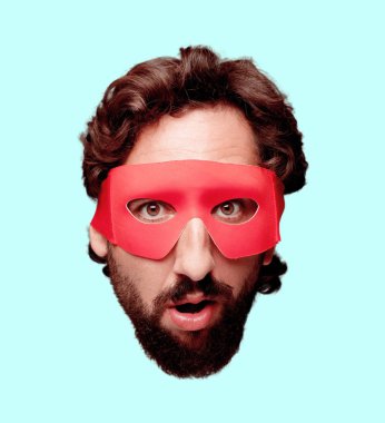 Genç deli adam kesme baş ifade izole sakallı. Süper kahraman rolü. Korkmuş kavramı.