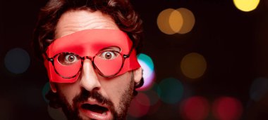 Genç deli adam kesme baş ifade izole sakallı. Süper kahraman rolü. Korkmuş kavramı.