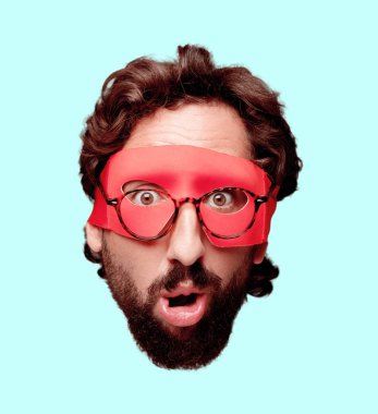 Genç deli adam kesme baş ifade izole sakallı. Süper kahraman rolü. Sürpriz kavramı.