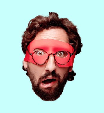 Genç deli adam kesme baş ifade izole sakallı. Süper kahraman rolü. Korkmuş kavramı.