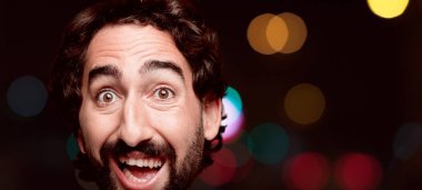 Genç adam mutlu poz sakallı