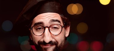 Genç deli adam kesme baş ifade izole sakallı. Şef rolü.