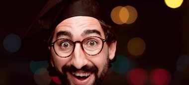 Genç deli adam kesme baş ifade izole sakallı. Şef rolü. Mutlu poz.