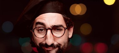 Genç deli adam kesme baş ifade izole sakallı. Şef rolü.