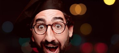 Genç deli adam kesme baş ifade izole sakallı. Şef rolü. Sürpriz kavramı.