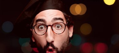 Genç deli adam kesme baş ifade izole sakallı. Şef rolü. Sürpriz kavramı.