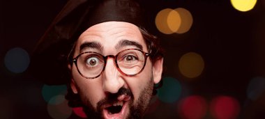 Genç deli adam kesme baş ifade izole sakallı. Şef rolü. Korkmuş kavramı.