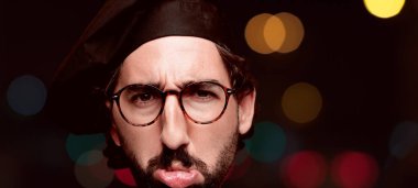 Genç deli adam kesme baş ifade izole sakallı. Şef rolü. Üzgün kavramı.