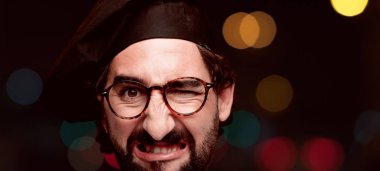 Genç deli adam kesme baş ifade izole sakallı. Şef rolü. Kızgın ifade.