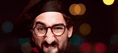 Genç deli adam kesme baş ifade izole sakallı. Şef rolü. Kızgın ifade.