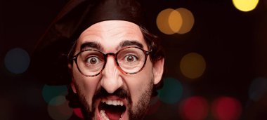 Genç deli adam kesme baş ifade izole sakallı. Şef rolü. Kızgın ifade.