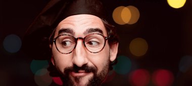 Genç deli adam kesme baş ifade izole sakallı. Şef rolü. Düşünme kavramı.