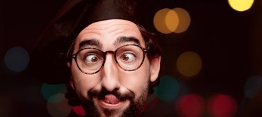 Genç deli adam kesme baş ifade izole sakallı. Şef rolü. Şaka kavram.