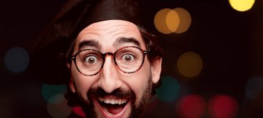 Genç deli adam kesme baş ifade izole sakallı. Şef rolü. Mutlu poz.