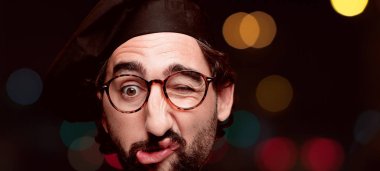 Genç deli adam kesme baş ifade izole sakallı. Şef rolü. Üzgün kavramı.